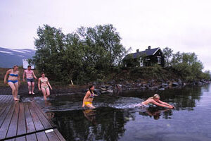 Abisko Fjällstation zwischen Nordlicht und Mitternachtssonne baden