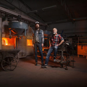 Glashütte Målerås macht Handwerkskunst erlebbar Ludvig Löfgren (li.) und Mats Jonasson sind die "Glas-Magier" von Målerås. Foto: Målerås Glasmanufaktur
© Målerås