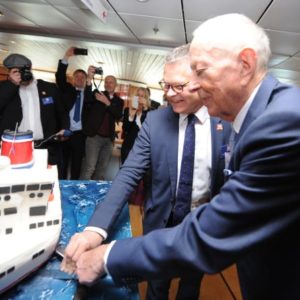 Stena Line: 50 Jahre zwischen Göteborg und Kiel Schweden-Fähre als Jubiläumstorte: Alan Junger, erster Kapitän auf der Stena Germanica, und Geschäftsführer Niclas Mårtensson feiern den 50. Geburtstag der Linie Göteborg-Kiel.