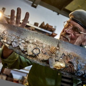 Jubiläumsjahr in der Glasmanufaktur Kosta Boda Der Künstler Bertil Vallien mit einem seiner "Glas-Boote". Foto: © Kosta Boda.