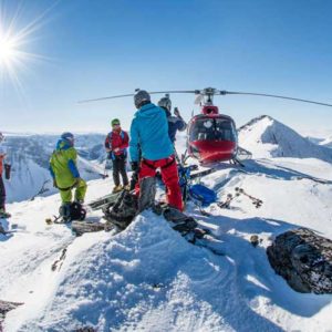 Das ultimative Abenteuer: Heli-Ski in Lappland Beim Heli-Ski wird man direkt auf einsamen Gipfeln abgesetzt. Ein Guide weist den Weg ins Tal. Foto: Arctic Guides.