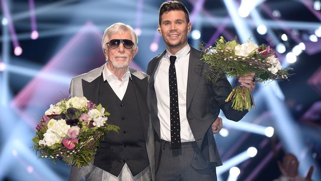 Gewinner Robin Bengtsson (re.) mit dem ältesten Mello-Teilnehmer Owe Thörnqvist. Foto: Stina Stjernkvist, SVT.