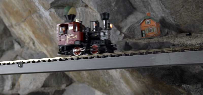 Modelleisenbahnen fahren stilecht "unter'm Berg". Foto: www.bergrummet.com/ Spielzeugmuseum Stockholm