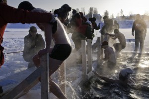 Winterschwimmen im Västerbotten. Foto: Olaf Schneider.