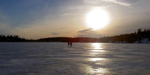 Mit seinen vielen Buchten gefriert der Mälaren im Winter zu Eis. Foto: Gunnar Hede - Eget arbete. Licensierad under Public Domain via Wikimedia Commons.