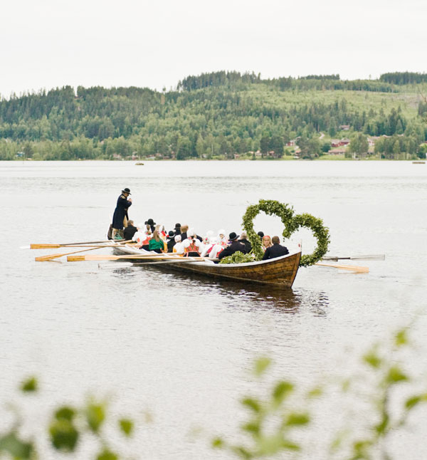 Per Boot zu den Mittsommerfeiern. Foto: Erik Wahlström/Folio/ imagebank.sweden.se