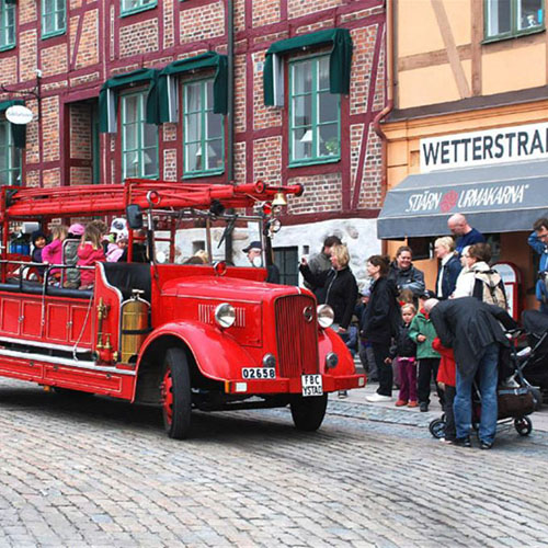 Wallander-Touren mit Vetran-Fahrzeugen der Feuerwehr. Foto: Visit Ystad Österlen.