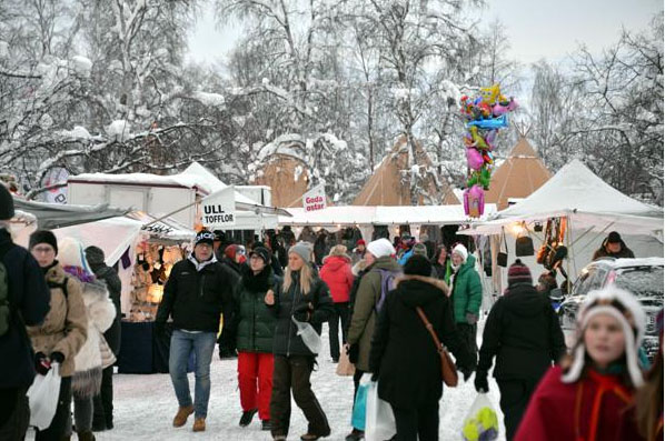 Traditionelles Markttreiben bei Minusgraden. Foto: Agneta Nyberg.