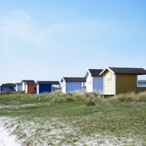 Am Strand in Schweden: Hier gibt es den perfekten „dopp“ Falsterbo Beach mit den charakteristischen Strandhütten. Foto: Anna Kern/ Etsabild/ Johnér