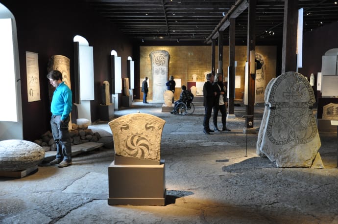 In der historischen Ausstellung faszinieren Bildsteine und Silberschätze die Besucher. Fotos: Gotlands Museum.