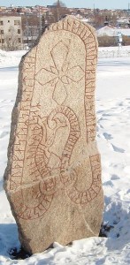 Der Runenstein auf Frösön. Foto: Andreaze, commons.wikimedia.org