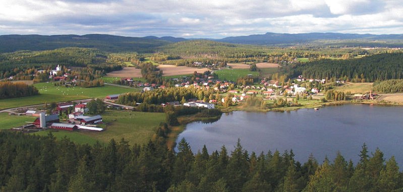 Charakteristisch für Hälsingland: Der Blick über Rengsjö zeigt Wald und Wasser, Felder und Wiesen, Hügel und Berge. Foto: Nostalgi/ commons.wikimedia.org