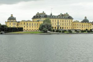 Schloss Drottningholm vom Boot aus gesehen