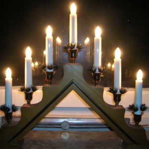 Der Weihnachtsleuchter: eine schwedische Erfindung Lichterbogen im Fenster