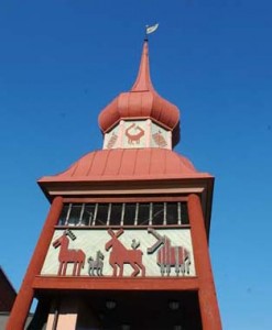 Der Glockenturm im Jamtli-Historienpark. Foto: TorsteinJ, commons.wikimedia.org (CC BY-SA 2.5)