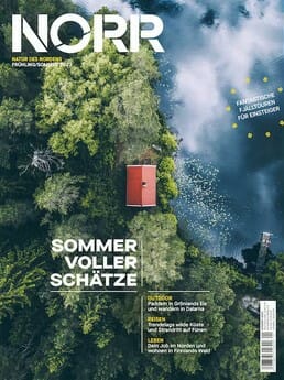 Norr Magazin Front zeigt ein Luftbild eines Ferienhauses in Schweden in der Natur am See