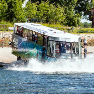 Oceanbus: Amphibienfahrzeug für die Stadt Ab ins Wasser: Wie ein Schiff von der Reede gleitet der Bus ins feuchte Element. Foto: Oceanbus.