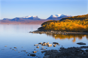 Schweden erleben mit der Schwedenstube Landschaft in Schweden mit See und Bergen