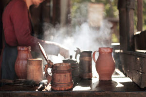 Honigbier Tonkrüge mit Honigbier auf einem schwedischen Mittelaltermarkt.