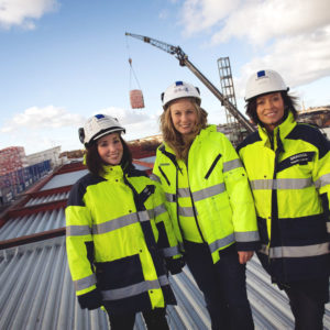 Steuern: So viel bleibt in Schweden übrig Drei Frauen auf einer Baustelle. Auch sie müssen Steuern zahlen.