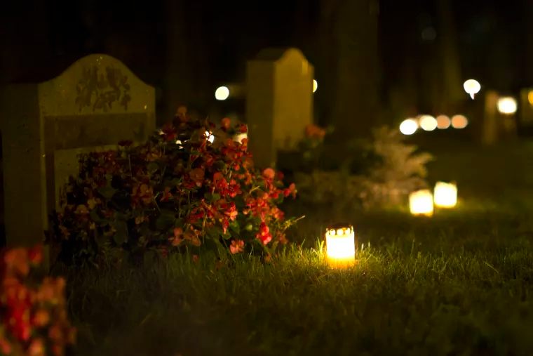 An Allerheiligen leuchten in Schweden die Gräber