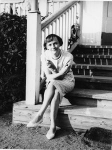 Astrid Lindgren auf der Treppe ihres Elternhauses.