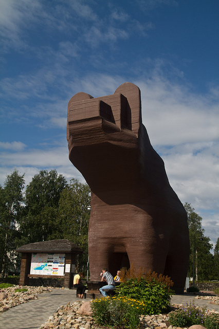 In Sveg begrüßt der wohl größte Holzbär der Welt die Gäste. Foto: Andreas Ivarsson/ flickr.com (CC BY 2.0)