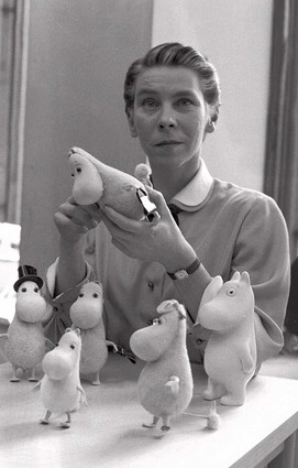 Tove Jansson, 1956, mit ihren Mumin-Trollen. Foto: Reino Loppinen - Gemeinfrei, https://commons.wikimedia.org