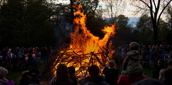 In der Walpurgisnacht versammeln sich die Schweden am Lagerfeuer.