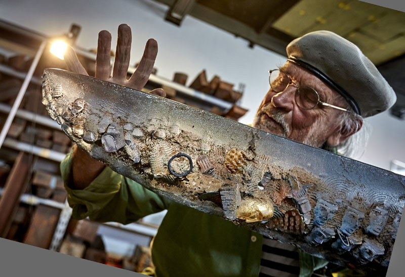 Der Künstler Bertil Vallien mit einem seiner "Glas-Boote". Foto: © Kosta Boda.