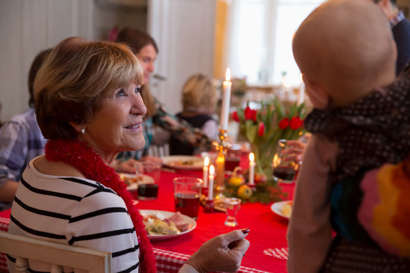 Julbord wird mit der Familie, aber auch mit Arbeitskollegen als Weihnachtsfeier zelebriert. Foto: Carolina Romare/ imagebank.sweden.se 