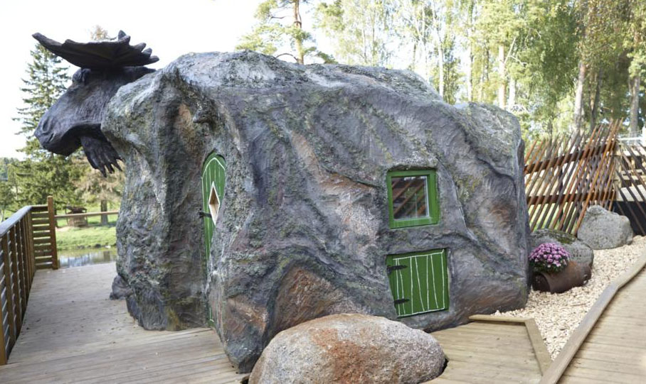 Modelliert wie große Findlinge, mit Elch-Skulptur. Fotos: Wrågården