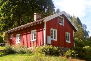 „En röd stuga med vita knutar“: Ferienhausvermietung in Schweden