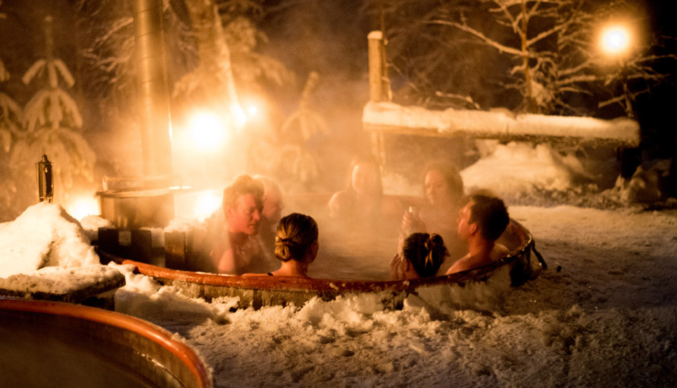 Wer sich traut, kann sich ein winterliches Bad in der Tonne gönnen... Foto: Svansele Vildmarkscenter Svansele