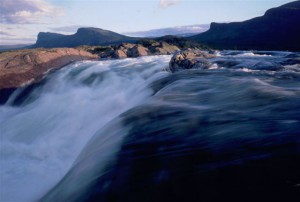 Der Stora Sjöfället Nationalpark und sein Wasserfall