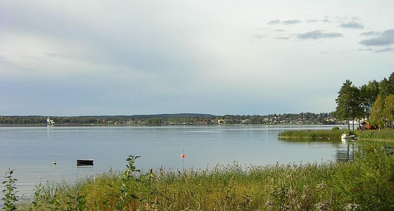 Ein Teil des Glafsfjorden: Blick über die Kyrkviken auf Arvika. Foto: Musicus /commons.wikimedia.org/ (CC BY-SA 3.0) 