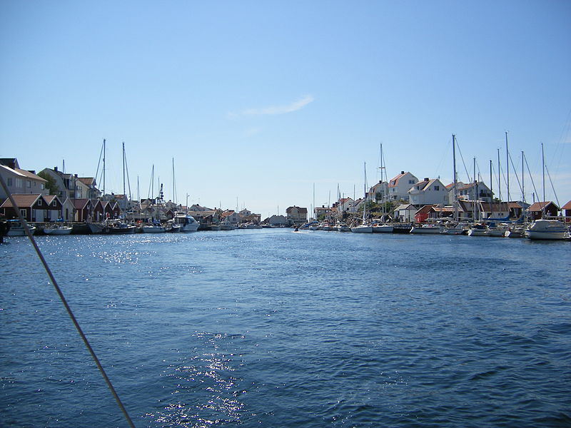 Im Hafen der Insel Åstol. Foto: http://commons.wikimedia.org/ 