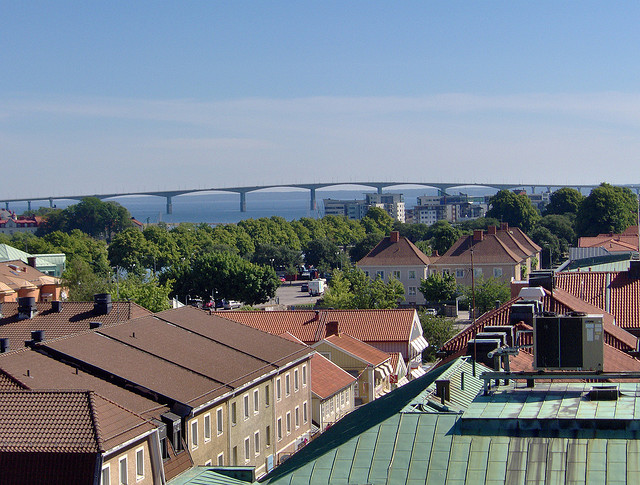 Über den Dächern von Kalmar - Blick auf die Ölandbrücke. Foto: Claes Krantz /flickr.com (CC BY-SA 2.0)