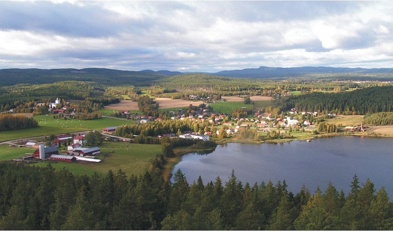 Charakteristisch für Hälsingland: Der Blick über Rengsjö zeigt Wald und Wasser, Felder und Wiesen, Hügel und Berge. Foto: Nostalgi /commons.wikimedia.org/