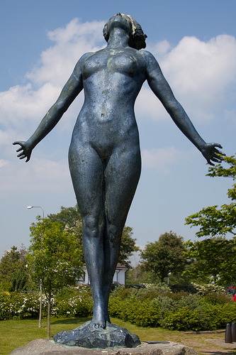 "Die Umarmung" Statue von Axel Ebbe