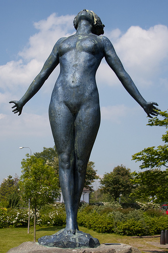 "Famntaget" von Axel Ebbe "Die Umarmung" Statue von Axel Ebbe