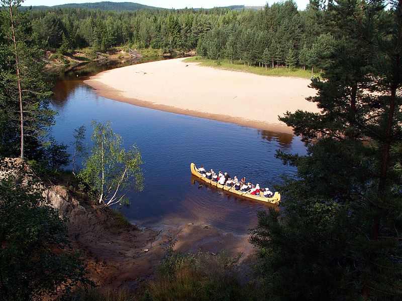 Beliebter Bade- und Picknickplatz: Der Frostkilen. Ein U-förmiger Sandstrand am Voxnan. Foto: Ulf Torberger /commons.wikimedia.org/