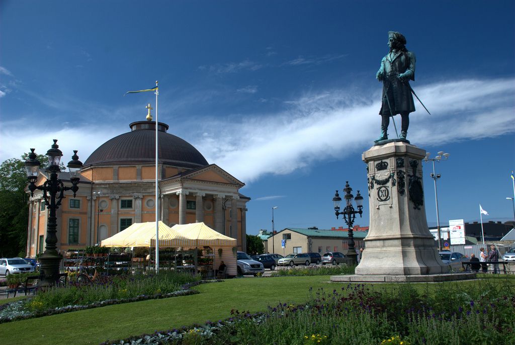 Blick über den Stortorget aus Nordosten auf Karl XI. und die Dreifaltigkeitskirche, auch als Tyska Kyrkan bekannt. Foto: jazonz (Jarek Zok) /flickr.com (CC BY 2.0)