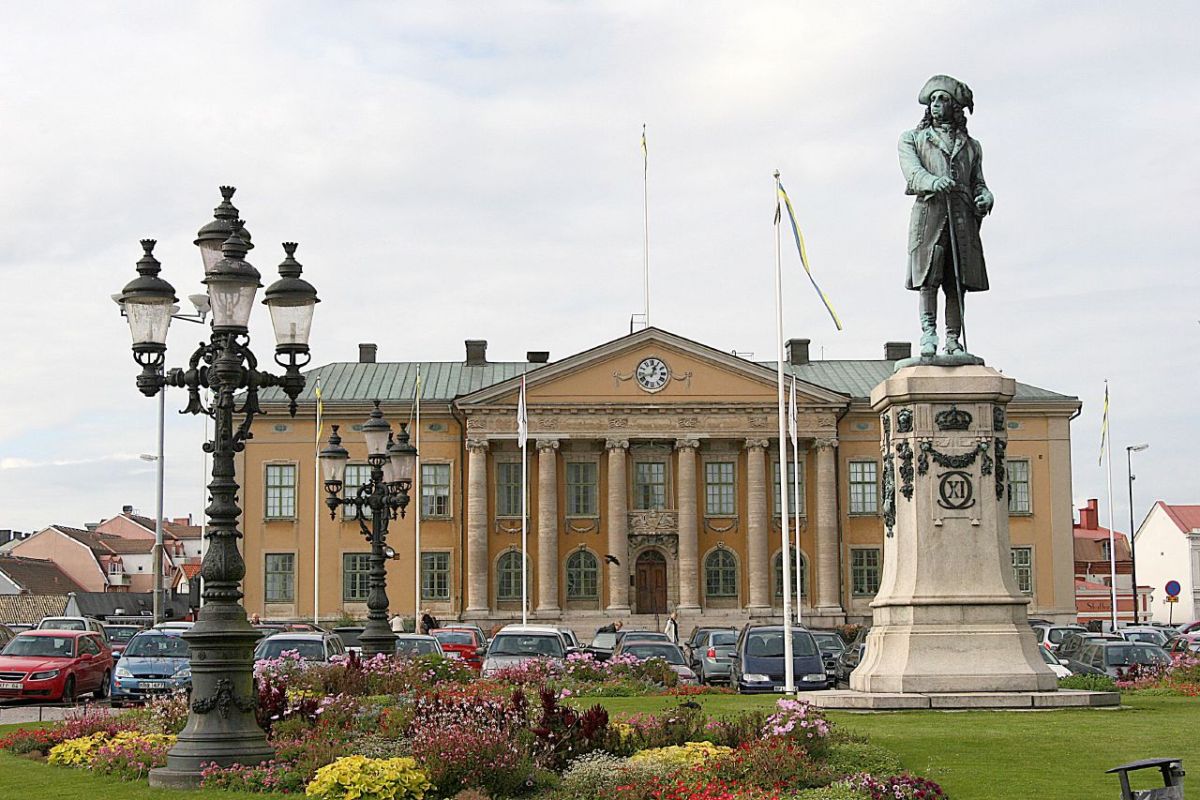 Lässt den Blick schweifen: Statue Karls XI. auf dem Stortorget, im Hintergrund das Rathaus von Karlskrona. Foto: Giåm (Guillaume Baviere) /flickr.com (CC BY 2.0)