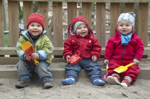 Drei Kleinkinder im Sandkasten