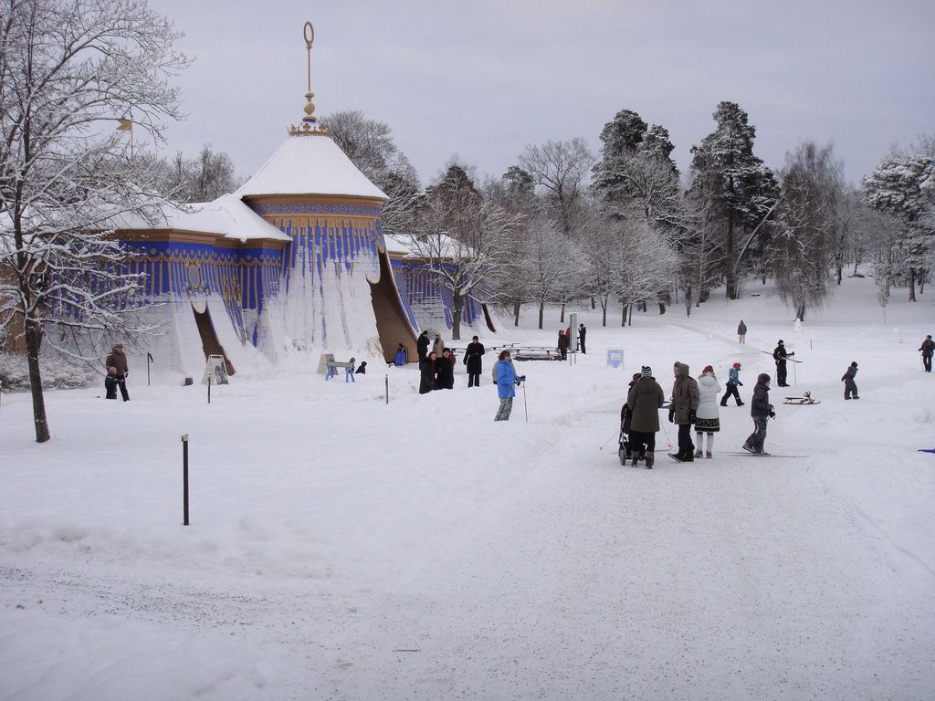 Die "Kupferzelte" im winterlichen Hagapark. Foto: ollesvensson (Olle Svensson) /flickr.com (CC BY 2.0)