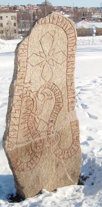 Bild: Abbild des Storsjöodjuret auf dem Runenstein von Frösön. Bild aus Wikipedia. Fotograf: Andreaze